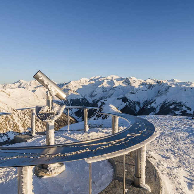 Sciare in Alto Adige: Rio Pusteria Cannocchiale su cima innevata con vista sulle montagne alpine