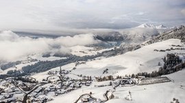 Terento in Val Pusteria Villaggio di montagna innevato con nuvole e montagne sullo sfondo