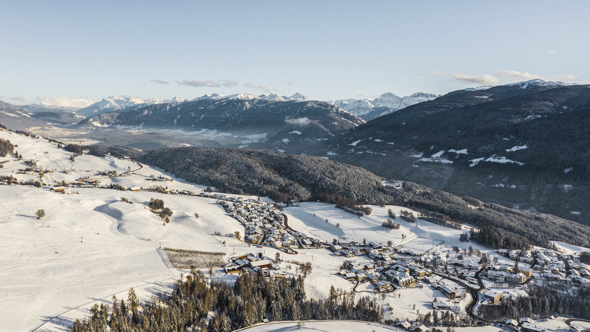 Terento in Val Pusteria Paesaggio invernale con villaggio innevato e montagne sullo sfondo