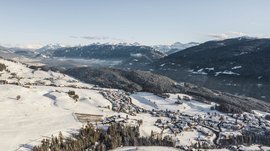 Terento in Val Pusteria Paesaggio invernale con villaggio innevato e montagne sullo sfondo