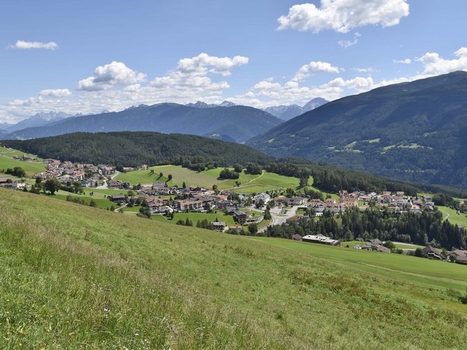 Il paradiso escursionistico di Rodengo Vista di un villaggio in una valle verde con montagne e cielo azzurro