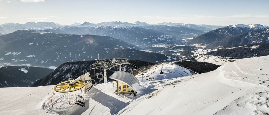 Benvenuti nell’Area Vacanze Sci e Malghe Rio Pusteria! Seggiovia su monte innevato con vista sulle Alpi