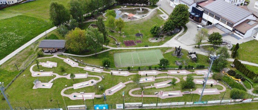 Benvenuti nell’Area Vacanze Sci e Malghe Rio Pusteria! Vista aerea di un campo da minigolf e edifici in un villaggio