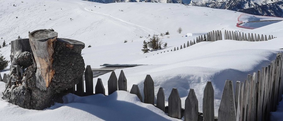 Benvenuti nell’Area Vacanze Sci e Malghe Rio Pusteria! Recinzione innevata con panorama montano invernale