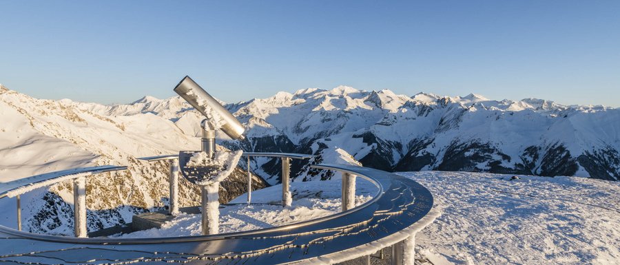 Benvenuti nell’Area Vacanze Sci e Malghe Rio Pusteria! Cannocchiale su cima innevata con vista sulle montagne alpine