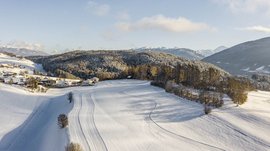 Terento in Val Pusteria Paesaggio innevato con montagne e bosco in inverno