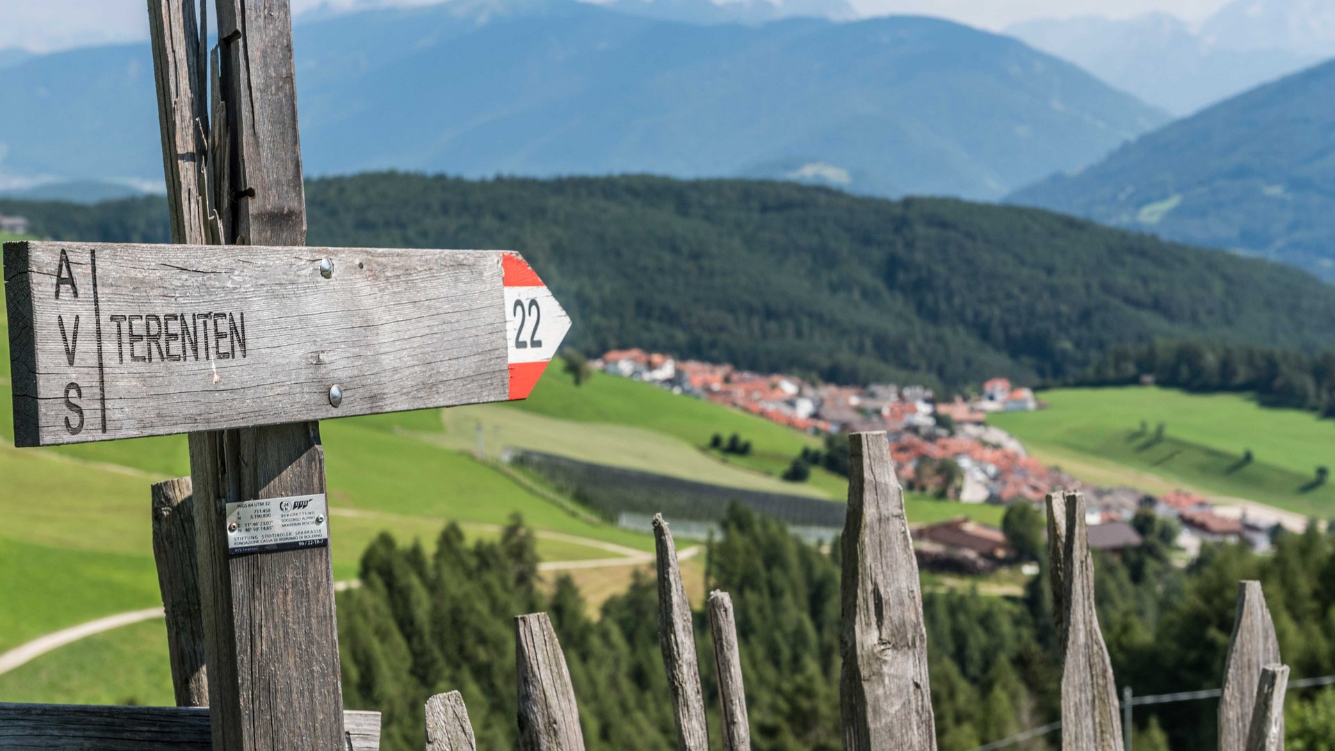 Terento in Val Pusteria Cartello escursionistico Terenten con vista su campi verdi e montagne