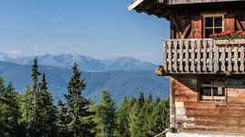 Terento in Val Pusteria Casa di legno con balcone e vista sulle montagne sotto il cielo sereno