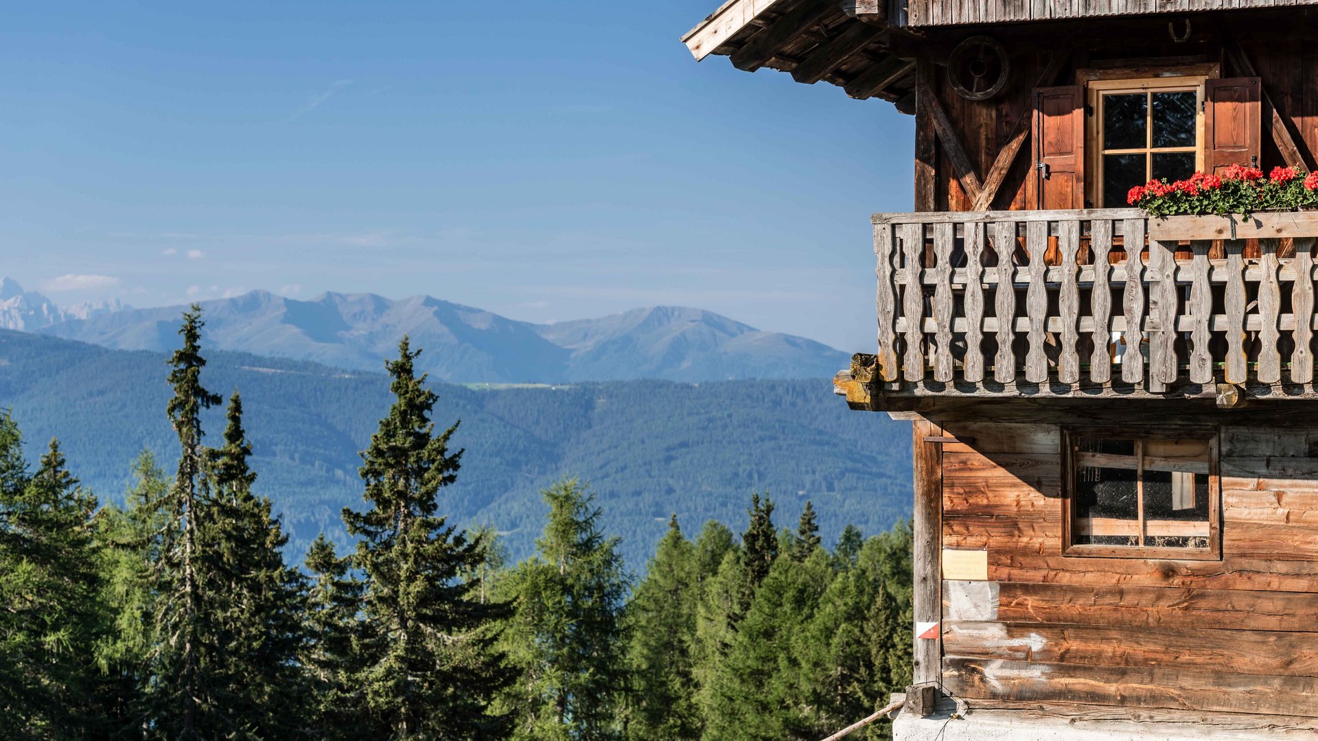 Terento in Val Pusteria Casa di legno con balcone e vista sulle montagne sotto il cielo sereno
