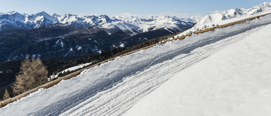 Benvenuti nell’Area Vacanze Sci e Malghe Rio Pusteria! Pista da sci innevata con panorama montano e cielo limpido